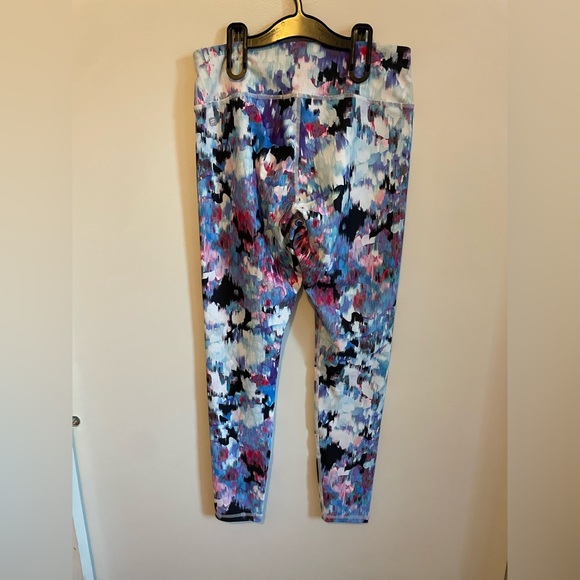 Fabletics 💜🤍🩵 Mid-Rise Printed PowerHold pants. - Picture 3 of 11